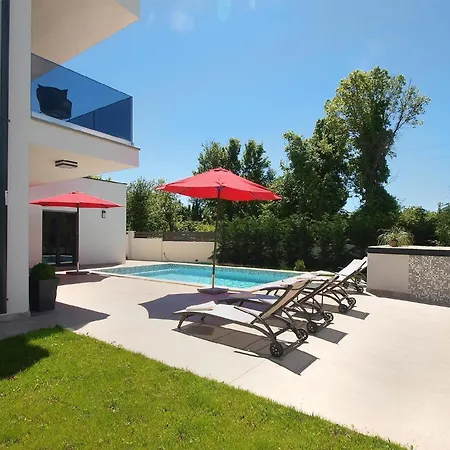 Mit Privatpool Fuer 8 Personen Ca 125 Qm In Sisan, Istrien Suedkueste Von Istrien Feriehus