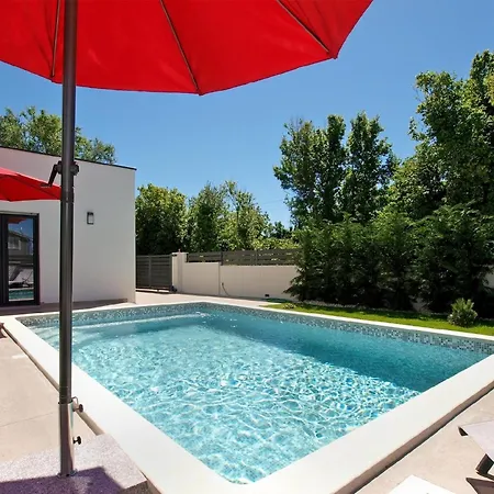 Mit Privatpool Fuer 8 Personen Ca 125 Qm In Sisan, Istrien Suedkueste Von Istrien *